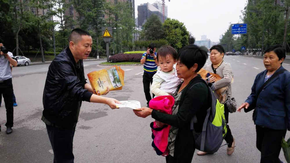 工作人員現(xiàn)場為市民講解打圍施工，得到市民們的理解與支持
