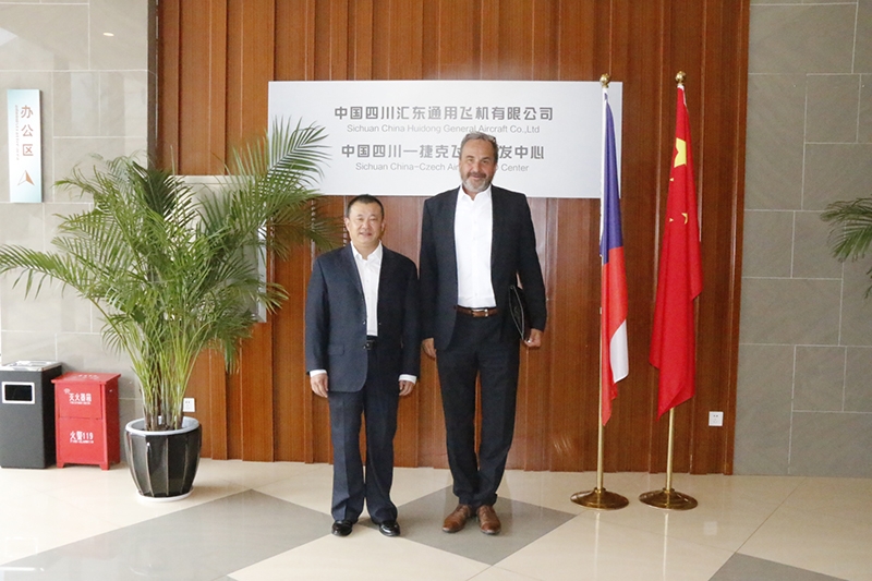 捷克共和國總統(tǒng)顧問揚(yáng)·科胡特（Jan Kohout）先生一行考察訪問匯東通用飛機(jī)公司