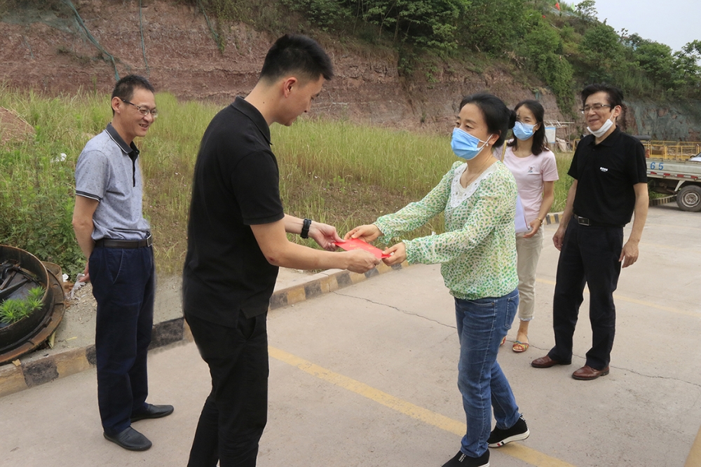 市總工會(huì)嚴(yán)主任一行到公司慰問(wèn)市勞模林宇峰