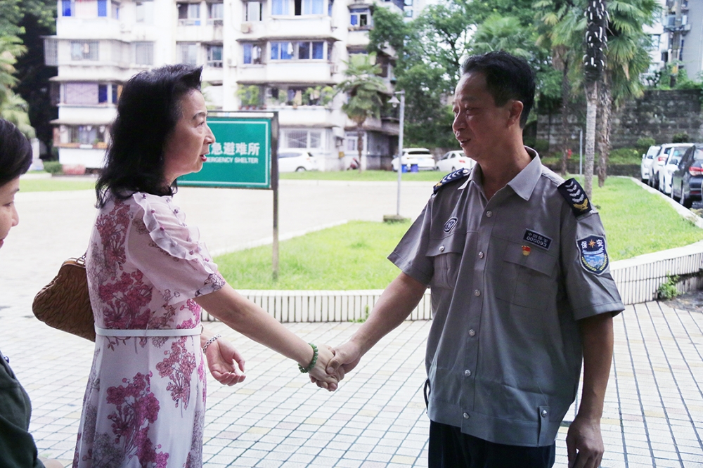 公司領(lǐng)導(dǎo)“七一”節(jié)前慰問(wèn)公司困難黨員