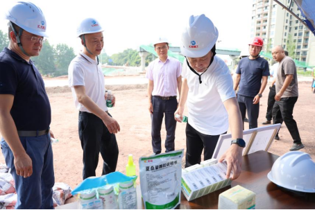 市總工會(huì)黨組書記、常務(wù)副主席陳鵬一行前往板倉(cāng)大道沙坪段道路工程項(xiàng)目慰問(wèn)一線工人